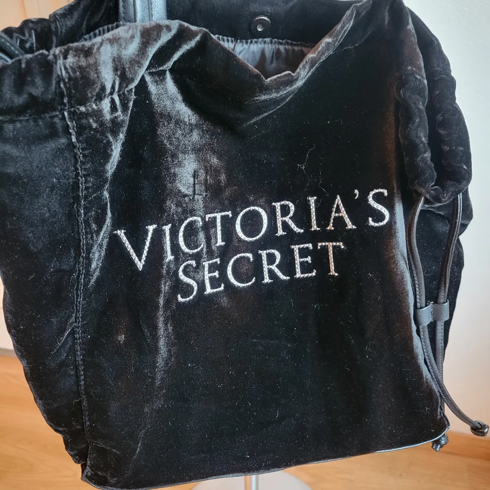 HOST PICK! 🎉🎊 Victoria's Secret Black Large Velvet Tote Bag NWT 16"×24"×6" - Picture 3 of 6